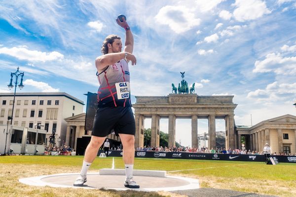 Silas Ristl (LAC Essingen) beim Kugelstossen waehrend der deutschen Leichtathletik-Meisterschaften auf dem Pariser Platz am 24.06.2022 in Berlin